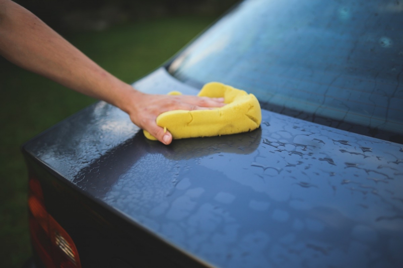 carrosserie-CARQUEIRANNE-min_cleaning_washing_carwash_sponge_car_auto_hand_man-722705